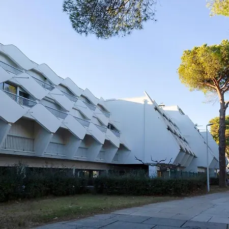 Paisible Au Bord D'un Avec Parking