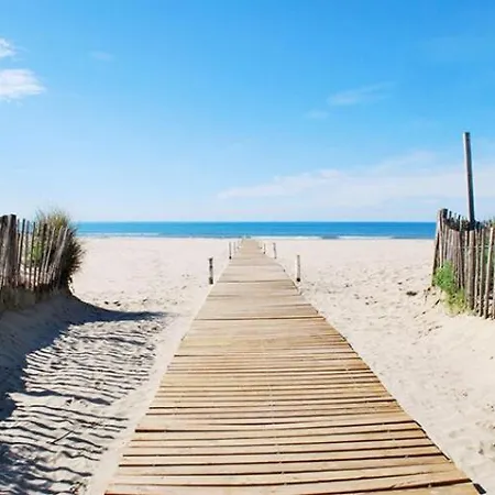 Paisible Au Bord D'un Avec Parking 라그랑모트